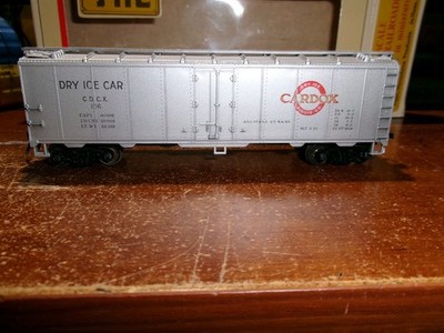 TRAIN-MINIATURE HO #8105 KIT-ASSEMBLED-40' TON ARA ALL STEEL REEFER CAR-CARDOX