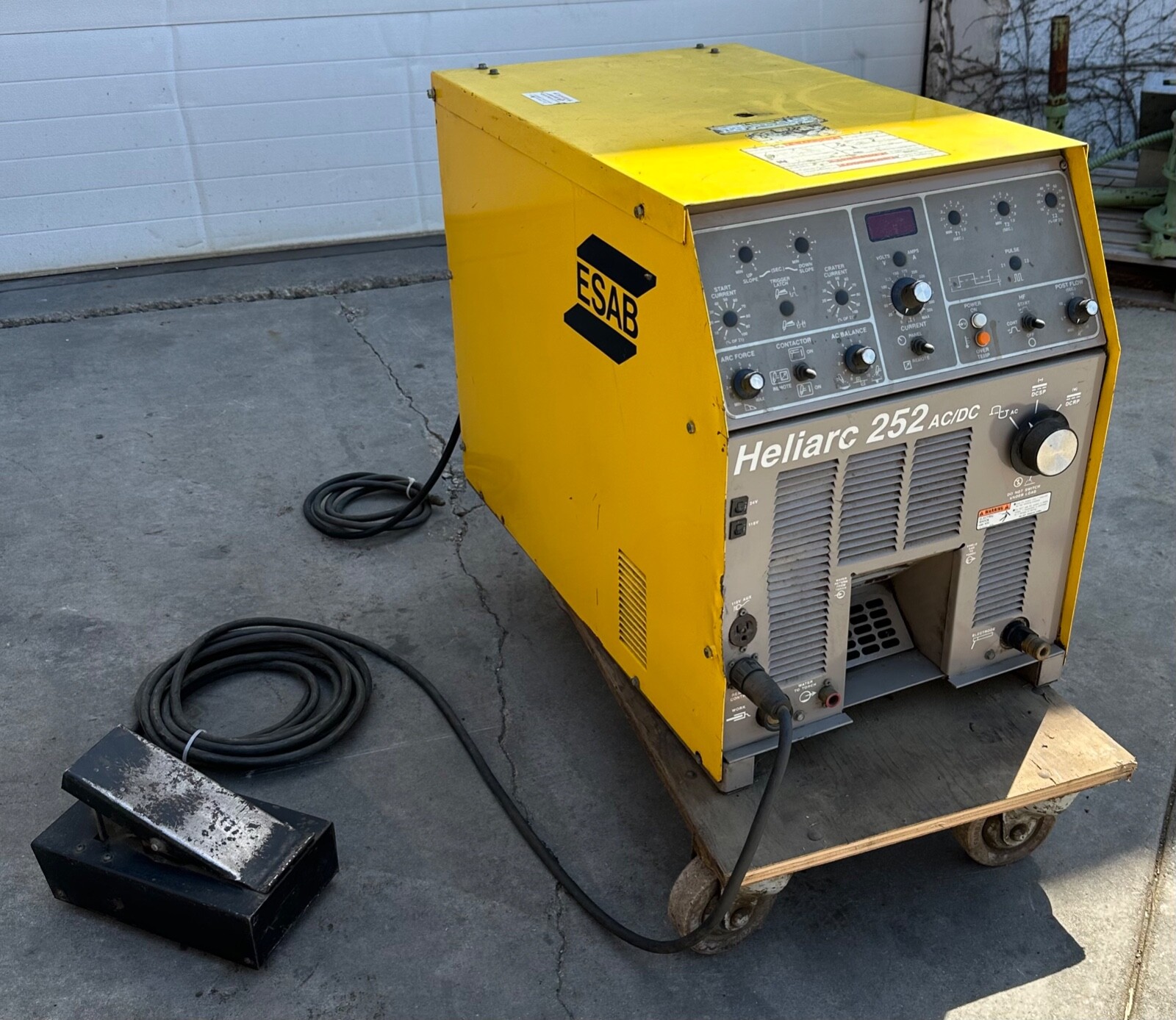 ESAB 36200 Heliarc 252 Tig Welder w/ Spool Gun Feeder 230/460V 1ph