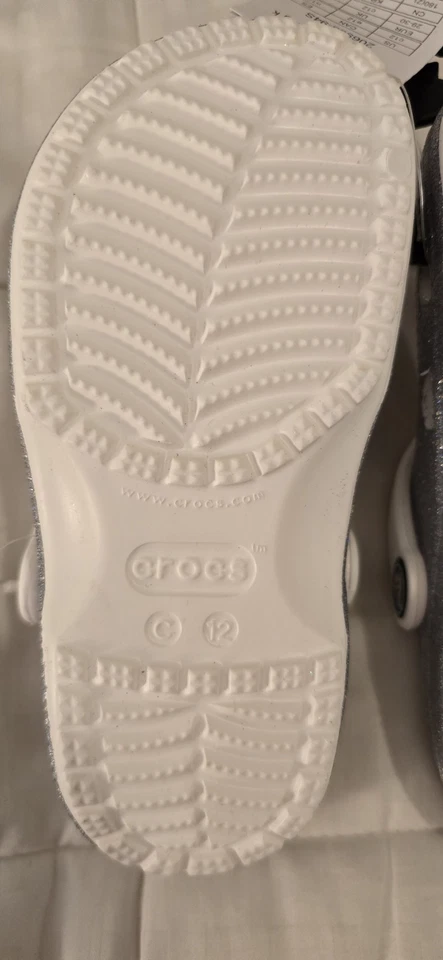 Zuecos Crocs Kids clásicos plateados brillantes talla 12 Foto 3 de 4