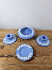 WEDGWOOD JASPERWARE BLAU WEISS WEINREBE SET 2 KERZENST&Auml;NDER ASCHENBECHER SCHALE
