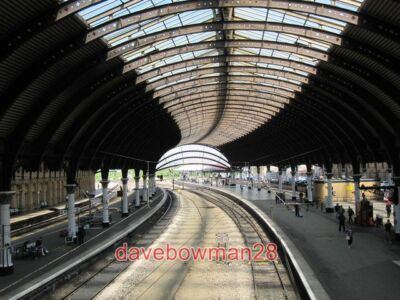 FOTO YORK BAHNHOF WÄHREND EINES SONNIGEN MOMENTS ZEIGEN DIE KURVEN UND LINIEN ZU G
