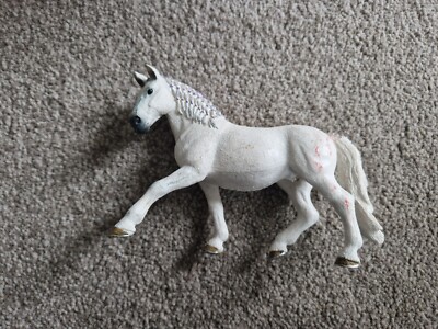 SCHLEICH IM AUSSTAND 2016 LIPIZZANER STARE WEISS MIT LILA ZÖPFEN PFERDEFIGUR GEBRAUCHT