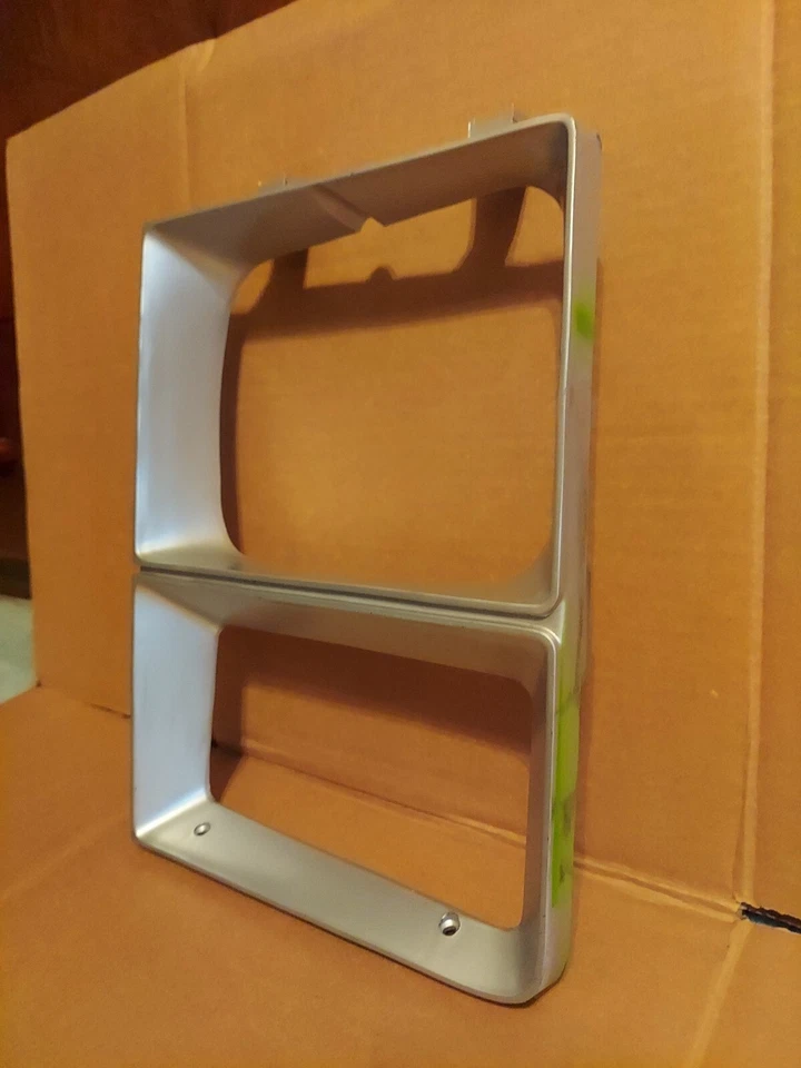 1981-87 Chevrolet Pickup K5 Blazer ou Suburban C/K Driver Farol Moldura GM - Imagem 3 de 4