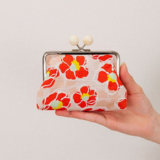 Women&rsquo;s Floral Fabric Kiss Lock Coin Purse Metal Frame Pearl Clasp White