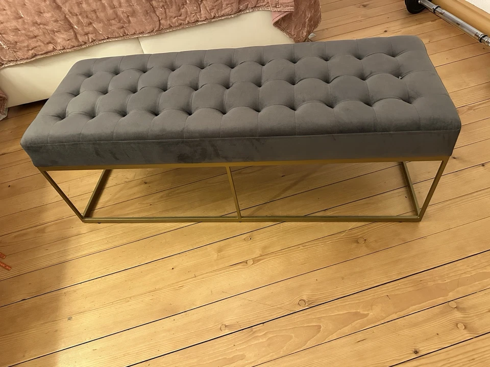 Graue Polsterbank mit bronze Gestell