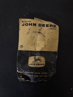 John Deere T12619 PLUG 4LEGGED DEERE PACKAGE Genuine OEM JD