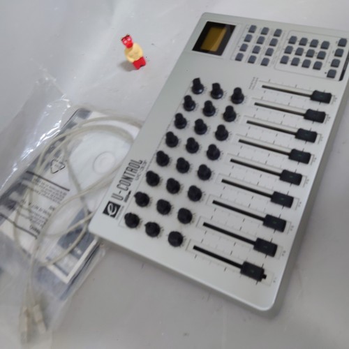 M-AUDIO UC-33e MIDI Controller working 24 knobs 9 faders USB for DAW from Japan - Picture 3 of 7
