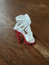 Monster High Left Replacement Heel For Zombie Shake Meowlody and Purrsephone