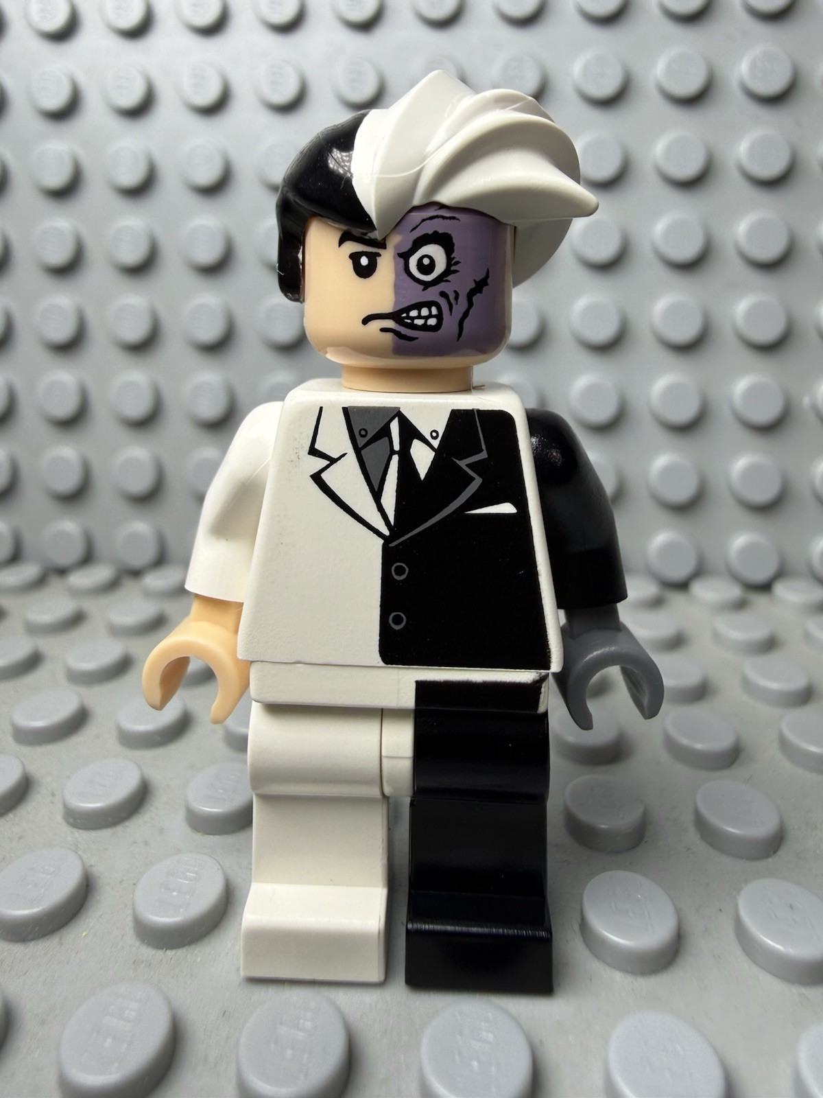 MINT LEGO Batman 2006 DC Two-Face Minifigure Magnet Black & White Suit Waist