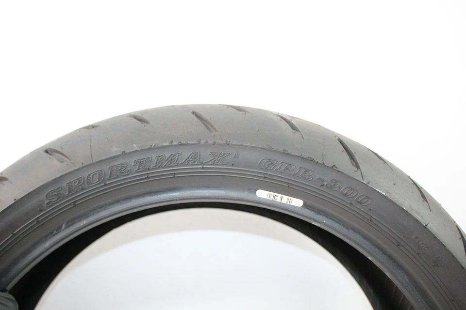 12-16 Honda CBR 1000RR CBR1000RR Rear Tire Dunlop Sportmax Gpr-300 190/50ZR17 - Image 4 of 4