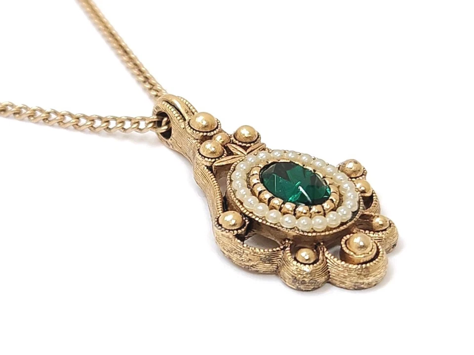 Collar De Colección Avon Verde Esmeralda Solitario Imitación Perla Adornado Colgante Cadena Oro Foto 2 de 4