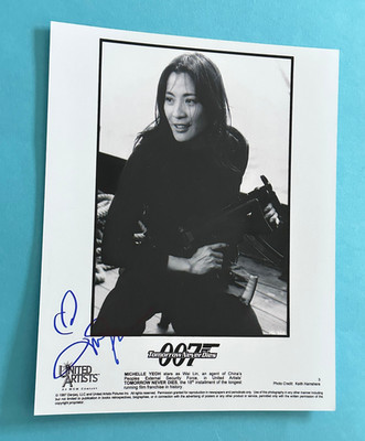 Michelle Yeoh  -  James Bond 007  -  signed, original Autogramm !!!
