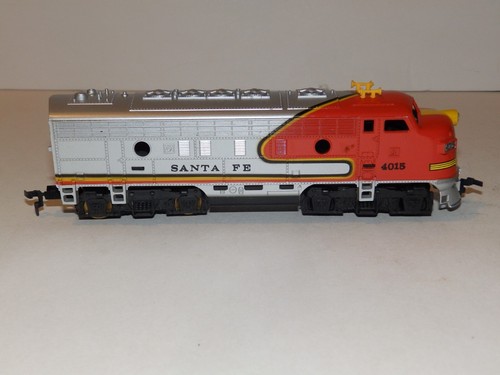 TYCO HO scale 22421 SANTA FE #4015 F9 PASSENGER DIESEL LOCOMOTIVE ORIGINAL BOX - Picture 1 of 11