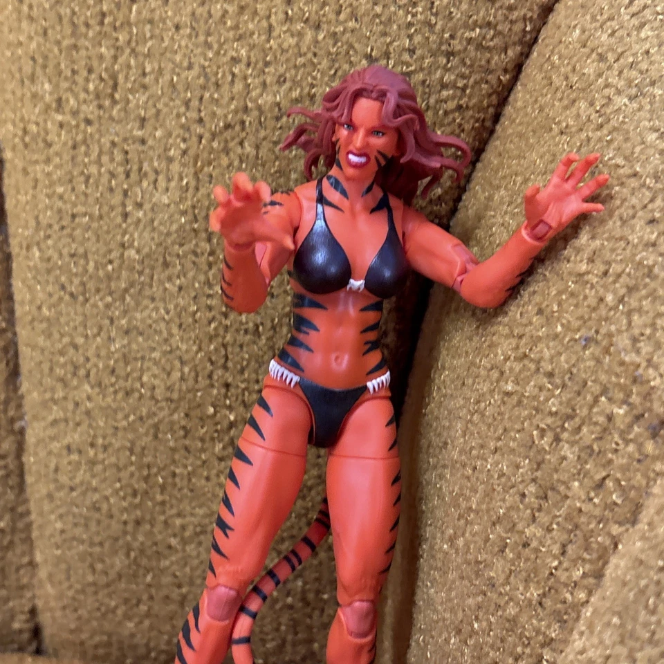 Figura de acción Marvel Legends TIGRA (Avengers) RETRO 6' HASBRO SUELTA Foto 4 de 4