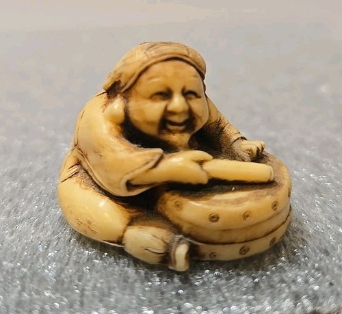 Netsuke Japanese Detailed Carved Figure Sitting Man with Round Container - Picture 1 of 9