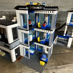 LEGO CITY Police Station (60141) Complete Set & Minifigs No Box or Instructions