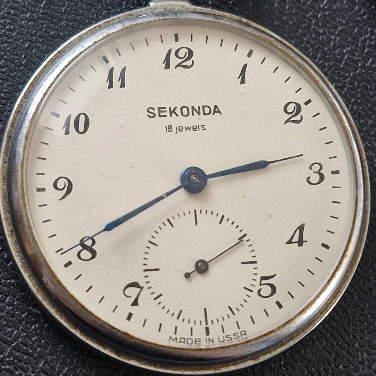 Reloj de bolsillo Sekonda vintage años 50 cara abierta delgado con cadena. hecho URSS. Funcionando
