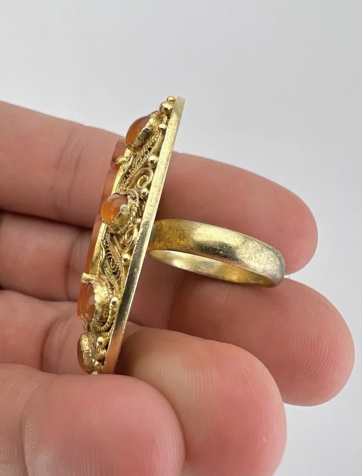 Antiguo anillo ovalado de murciélago cornalina tallada ornamentada de plata dorada de exportación china Foto 4 de 4