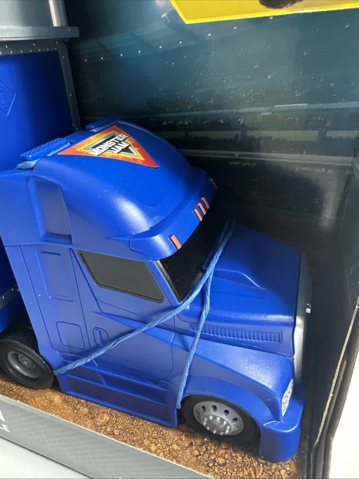 Monster Jam 2in1 Transforming Hauler Playset W/Exclusive EL Toro Loco 1:64 Truck - Image 3 of 4