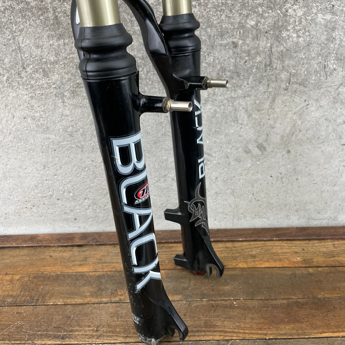 Manitou Black Fork 26 80 100 1 1/8 Threadless 8.25 210 Manitou Black Fork 26 80 100 1 1/8 Threadless 8.25 210