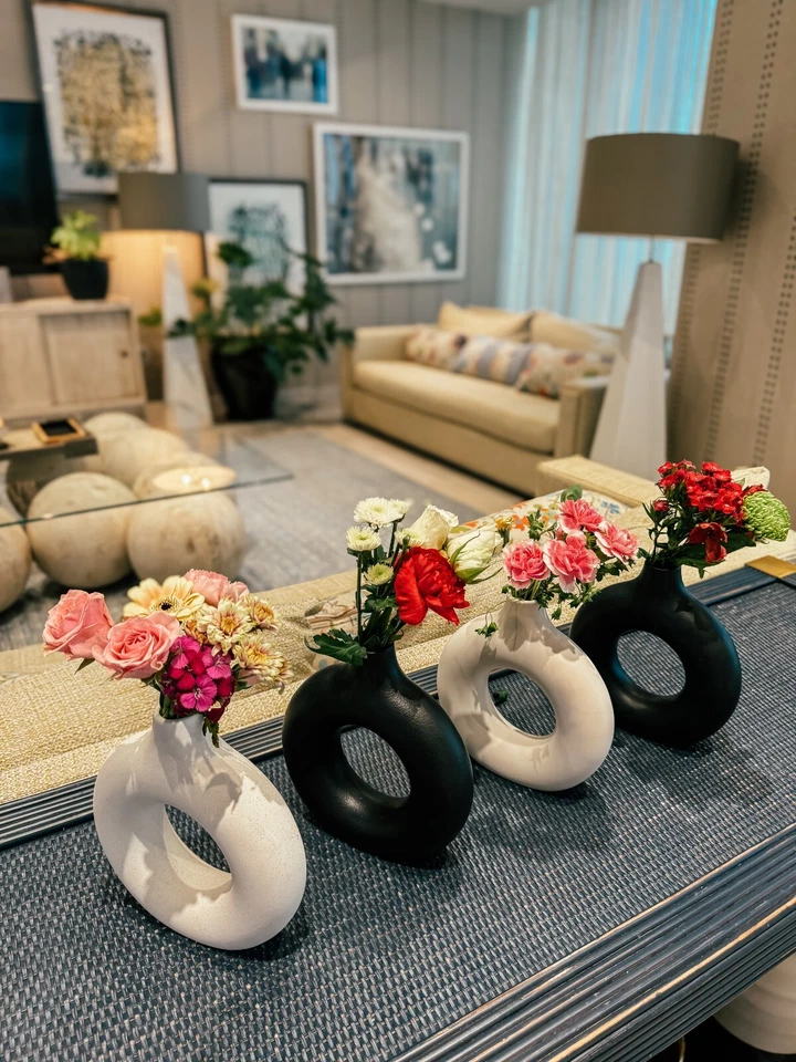 Jarrón grande blanco moteado Ikebana: florero único y moderno de cerámica para donas Foto 3 de 3