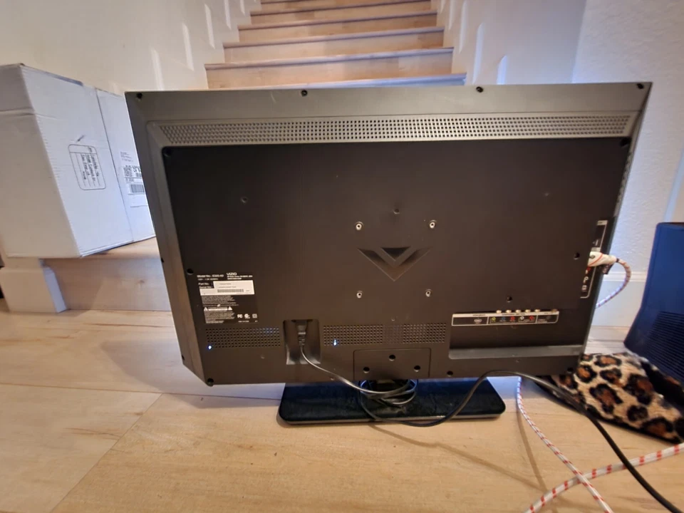 VIZIO E320-A0 32-Inch TV 720p 60Hz LED HDTV Television - Image 2 of 4