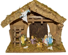 Manger with a fixed Nativity Scene with 11 Figurines