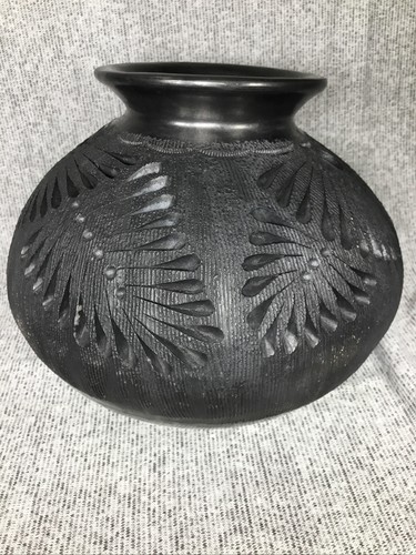 Exquisite Black Clay Oaxaca Artisan Pottery - Pierced Vase - 7” DIA 6” Ht - 第 1/12 張圖片
