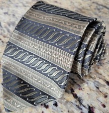 Roundtree  Yorke 100 Silk Striped Necktie Handmade USA Classic 4" x 60.5"