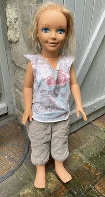 Große sprechende Puppe FALCA 80 cm, mit Kleidung funktioniert einwandfrei
