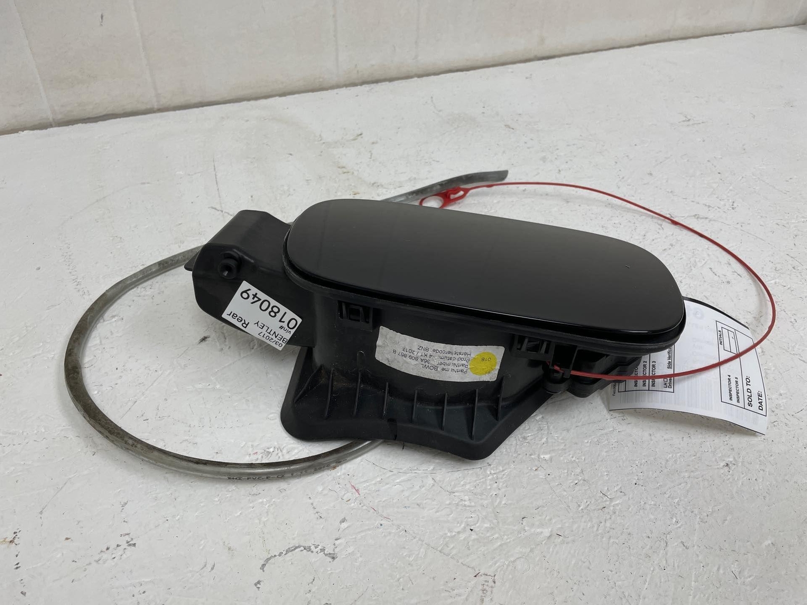 2016-2020 BENTLEY BENTAYGA FUEL DOOR TANK FILLER GAS CAP ASSEMBLY W/ POCKET