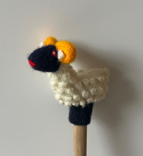 w.neu Widder Schafbock Schaf Fingerpuppe Handarbeit gestrickt 8cm Tier Bauernhof