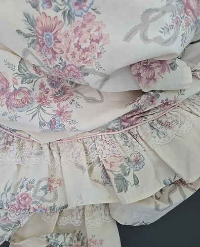 Vintage JC Penney Percale Romantic Floral Lacey QUEEN size Flat Sheet - Picture 3 of 4