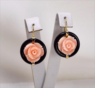 ORECCHINI IN ORO GIALLO 18kt CON ROSE DI CORALLO ROSA E ONICE OGHT