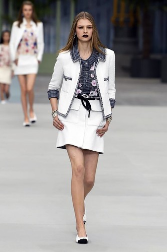 NEW $2600 CHANEL 20C ECRU WHITE CC BUTTON TWEED RUNWAY MINI SKIRT 34 XS - Picture 2 of 18