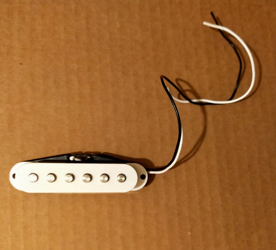 3 Micros Guitare SQUIER Stratocaster , Configuration HSS - Photo 3/4