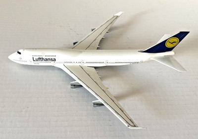 Dragon Wings Lufthansa Boeing 747-400 in Old Color w/GSE Diecast Model 1:400