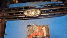 05-08 KIA SPORTAGE Grille Black W/Chrome Surround Horizontal Billet 'Badge' OEM