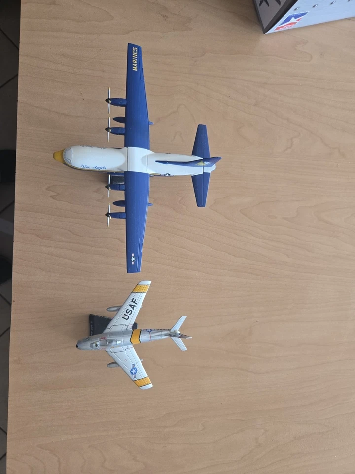 Modelo de avión diecast Model-Power escala 1:200 C-130 Fat Albert Transport   Foto 2 de 3