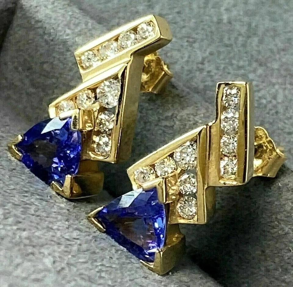 Pendiente de diamantes de tanzanita creado en laboratorio de 3 quilates con acabado de oro amarillo de 14 quilates Foto 3 de 4