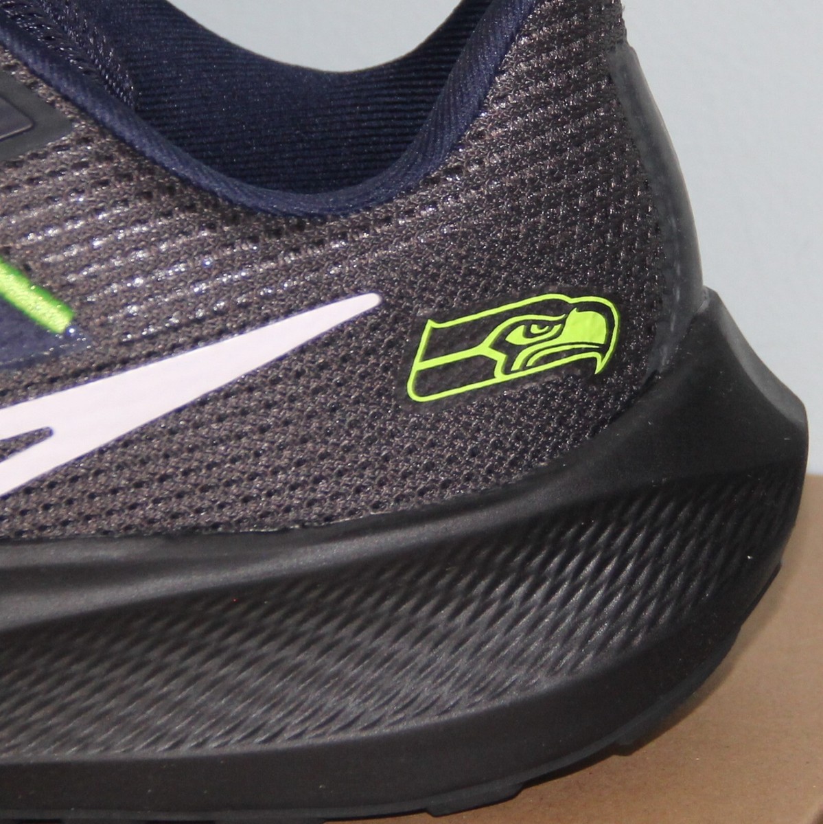 Nike Air Zoom Pegasus 40 Seattle Seahawks Running Mens 8 9.5  display picture 1