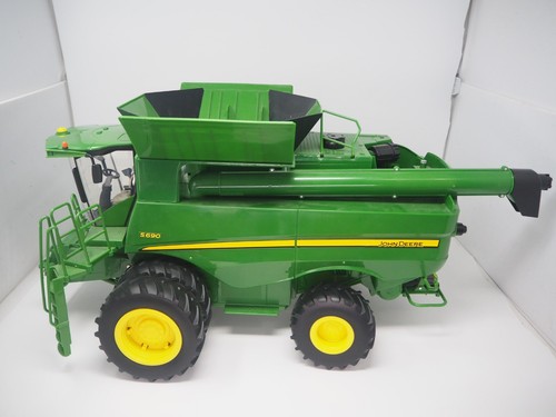 John Deere 1:16 Scale S690 Combine with Corn and Draper Head - Picture 7 of 8