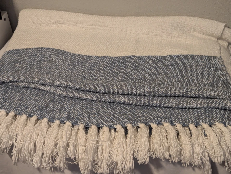 Manta Pottery Barn Borlas Azul Blanco 100% Algodón 50" x 60" Foto 2 de 4