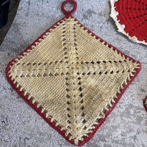 LOT OF 5 VINTAGE HAND CROCHETED POT HOLDERS-ESTATE-RED THEMED - Picture 3 of 11