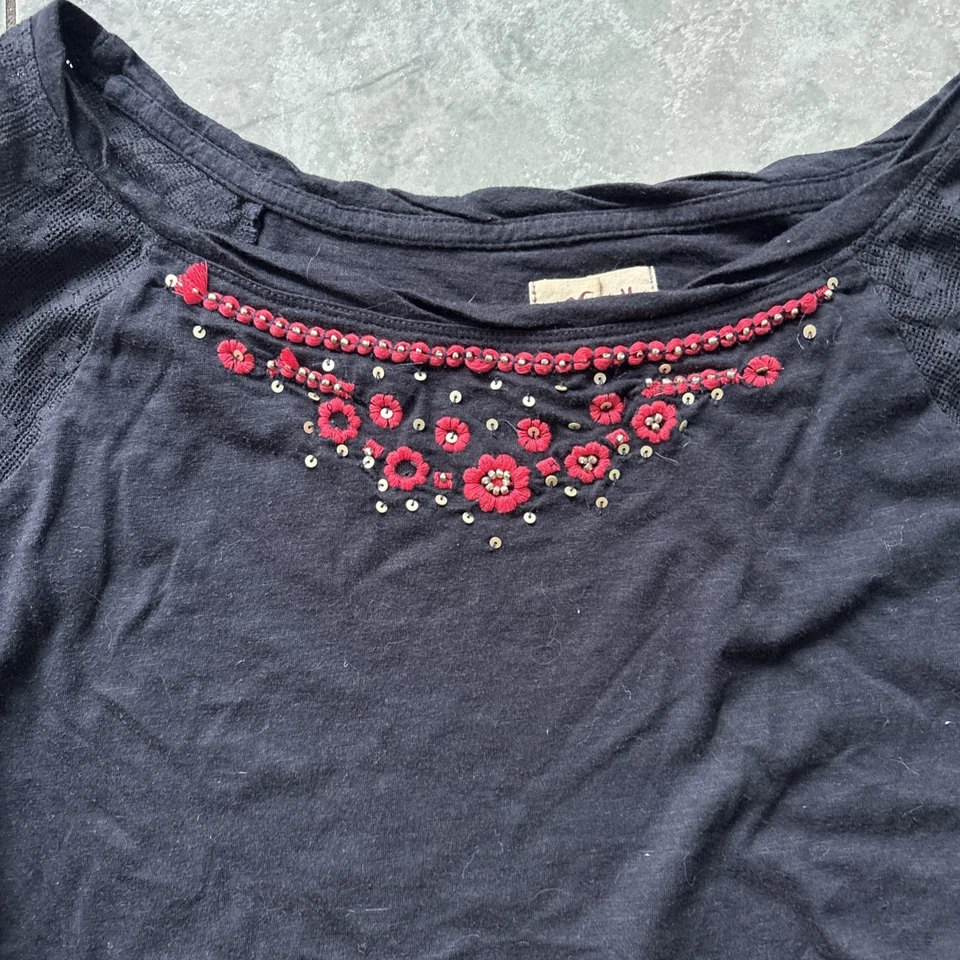 Camiseta Top Hollister De Colección Con Cuentas Azul Marino Rojo M y Cinturón Guess Cuero Mediana Foto 2 de 4