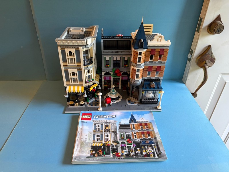 LEGO Creator Modular Buildings Assembly Square #10255 - READ Description!!!