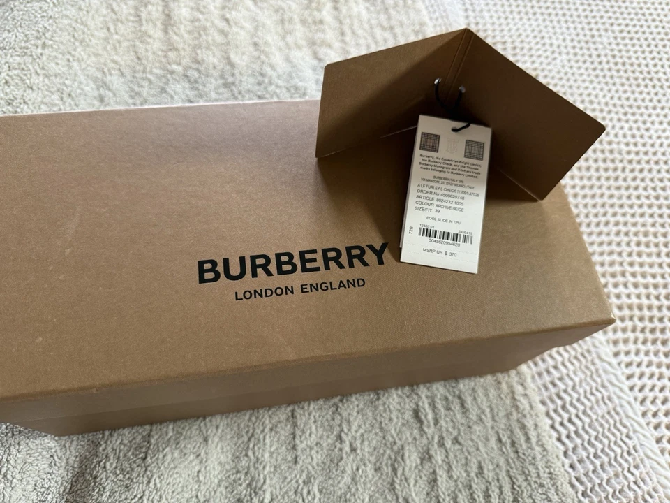 Slides Burberry novos na caixa tamanho 39 - Imagem 3 de 4
