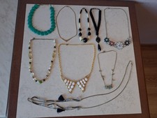 lot 9 colliers/bijoux femme dont 6 vintage.