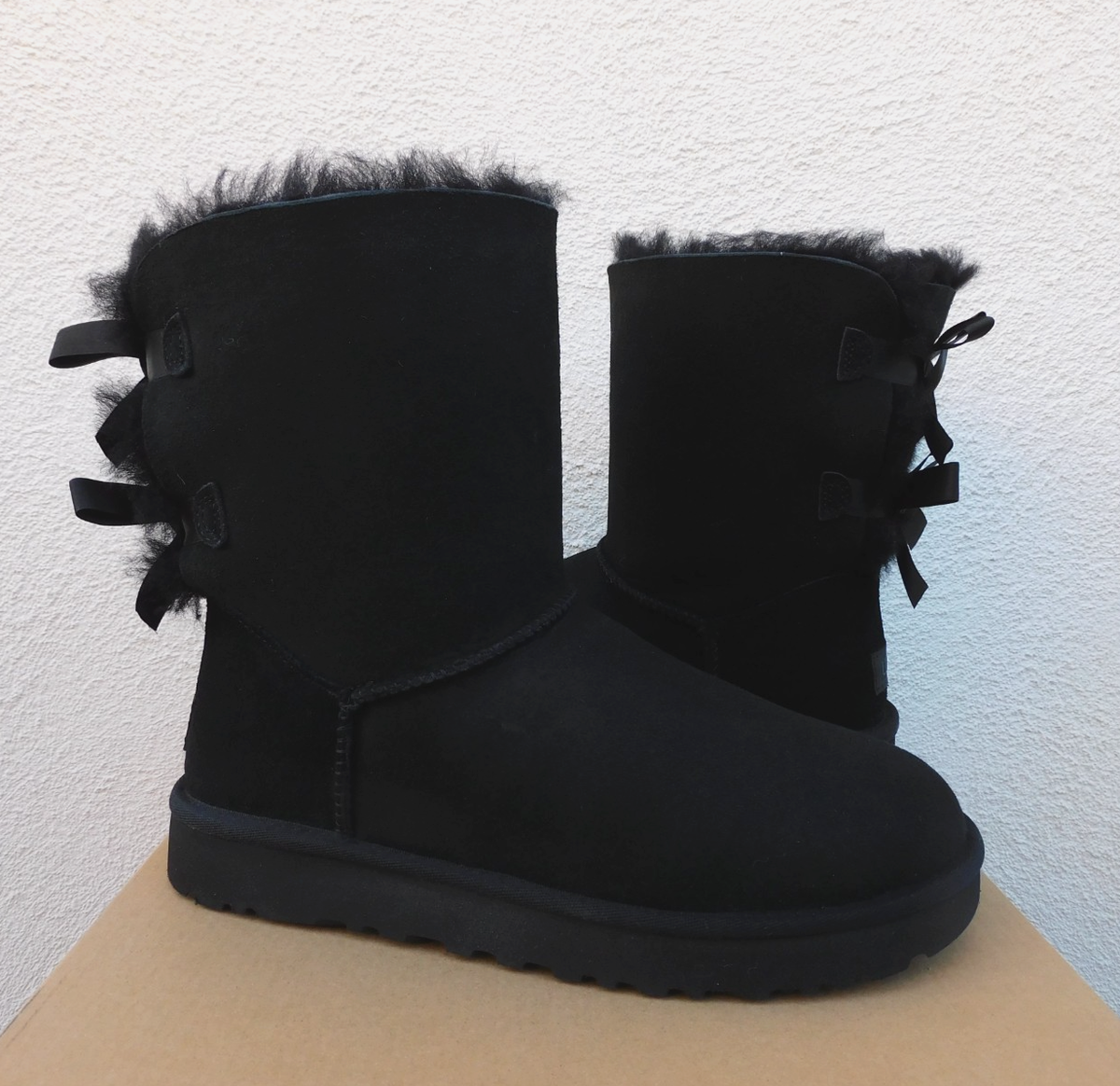 UGG BLACK SHORT BAILEY BOW II SUEDE/ SHEEPSKIN BOOTS, WOMEN US