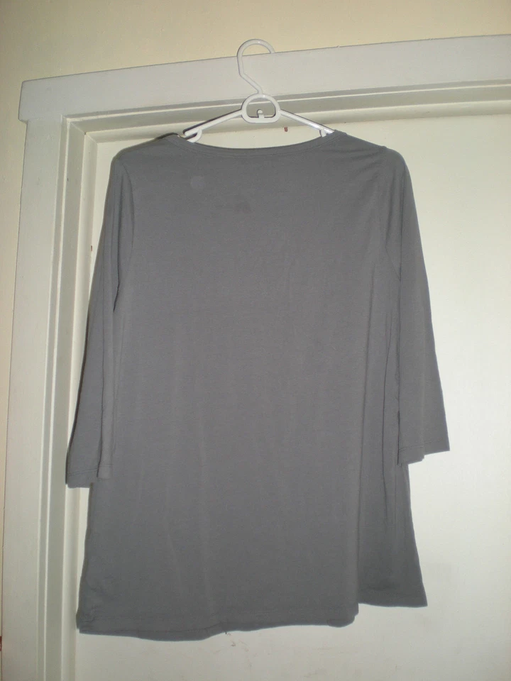 Blusa feminina Elena Solano gola redonda manga 3/4 cinza 1X - Imagem 3 de 3